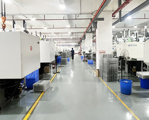 Automatic injection molding machine